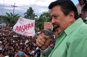 Estrada finds solace among impoverished supporters